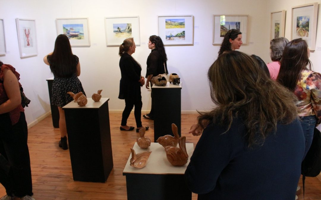 Abiertas a todo público: Campus Los Ángeles cierra año de exposiciones con dos muestras artísticas llenas de belleza y detalle