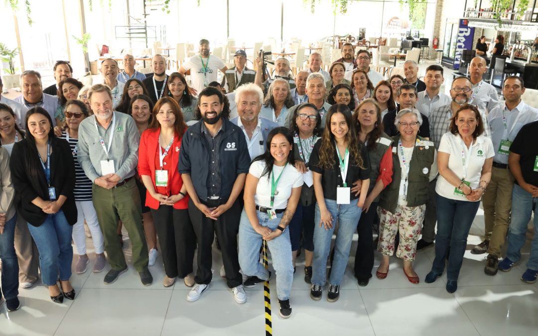 Académico UdeC Los Ángeles expone sobre el valor de las mieles del bosque esclerófilo en capacitación para apicultores de la Región Metropolitana